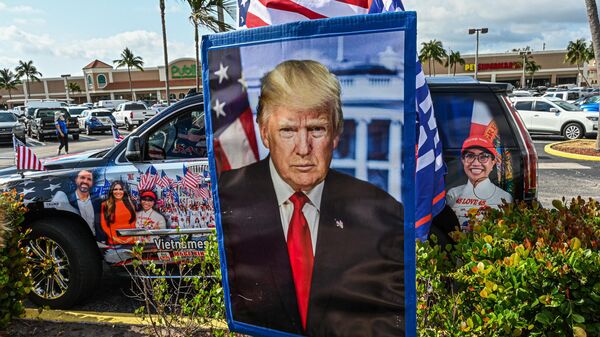 Плакат в поддержку бывшего президента США Дональда Трампа в Палм-Бич, США 