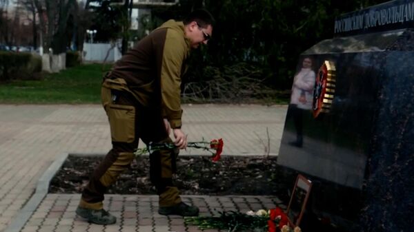 Коллеги и сослуживцы Татарского несут цветы к стихийному мемориалу в Луганске