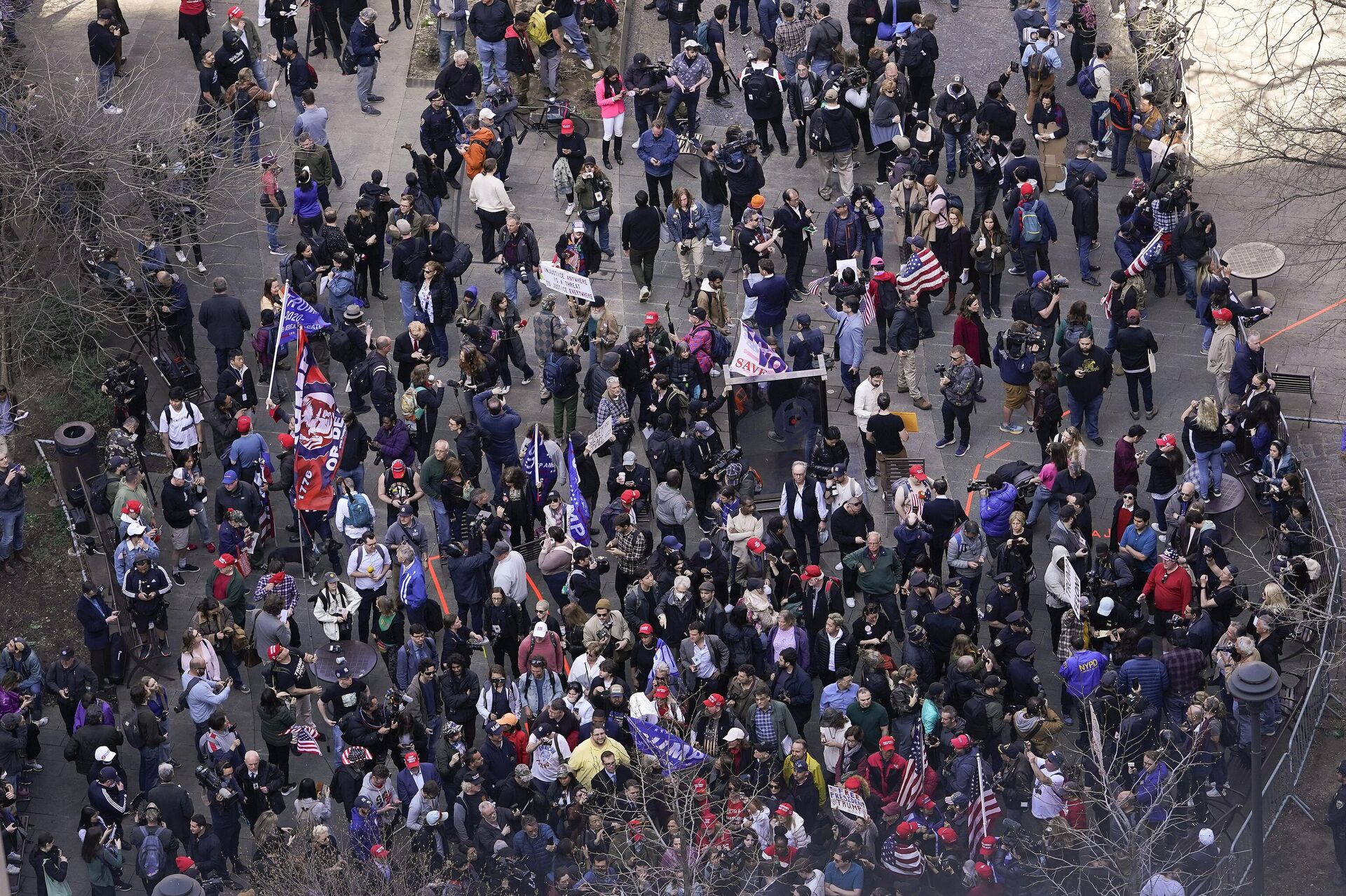 Толпа собравшаяся в поддержку Дональда Трампа перед зданием окружного суда Манхэттена - РИА Новости, 1920, 03.05.2023