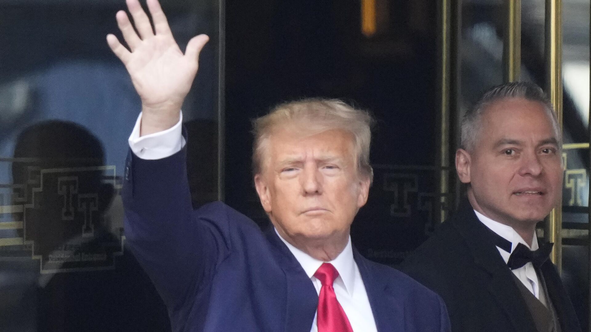 Бывший президент США Дональд Трамп покидает свой офис в Нью-Йорке - РИА Новости, 1920, 17.09.2023