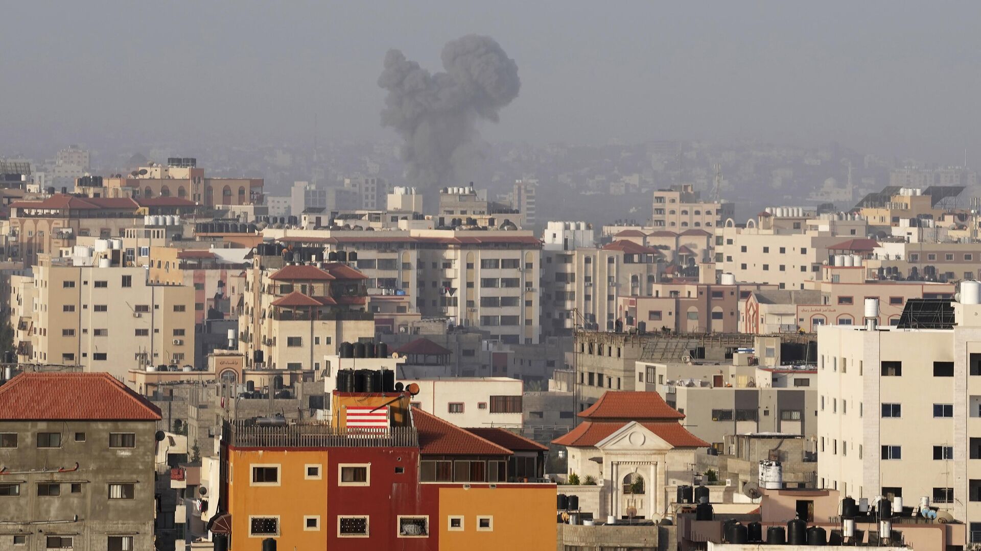 Дым поднимается после израильских авиаударов по военному лагерю ХАМАС в городе Газа - РИА Новости, 1920, 09.10.2023