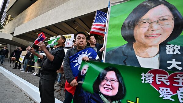 Встречающая группа поддержки перед отелем в Лос-Анджелесе, где должна остановиться глава администрации Тайваня Цай Инвэнь