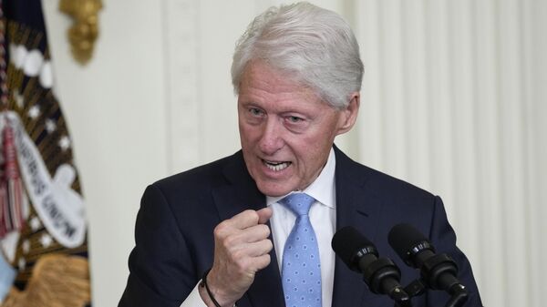 Бывший президент Билл Клинтон выступает во время мероприятия в Восточном зале Белого дома в Вашингтоне