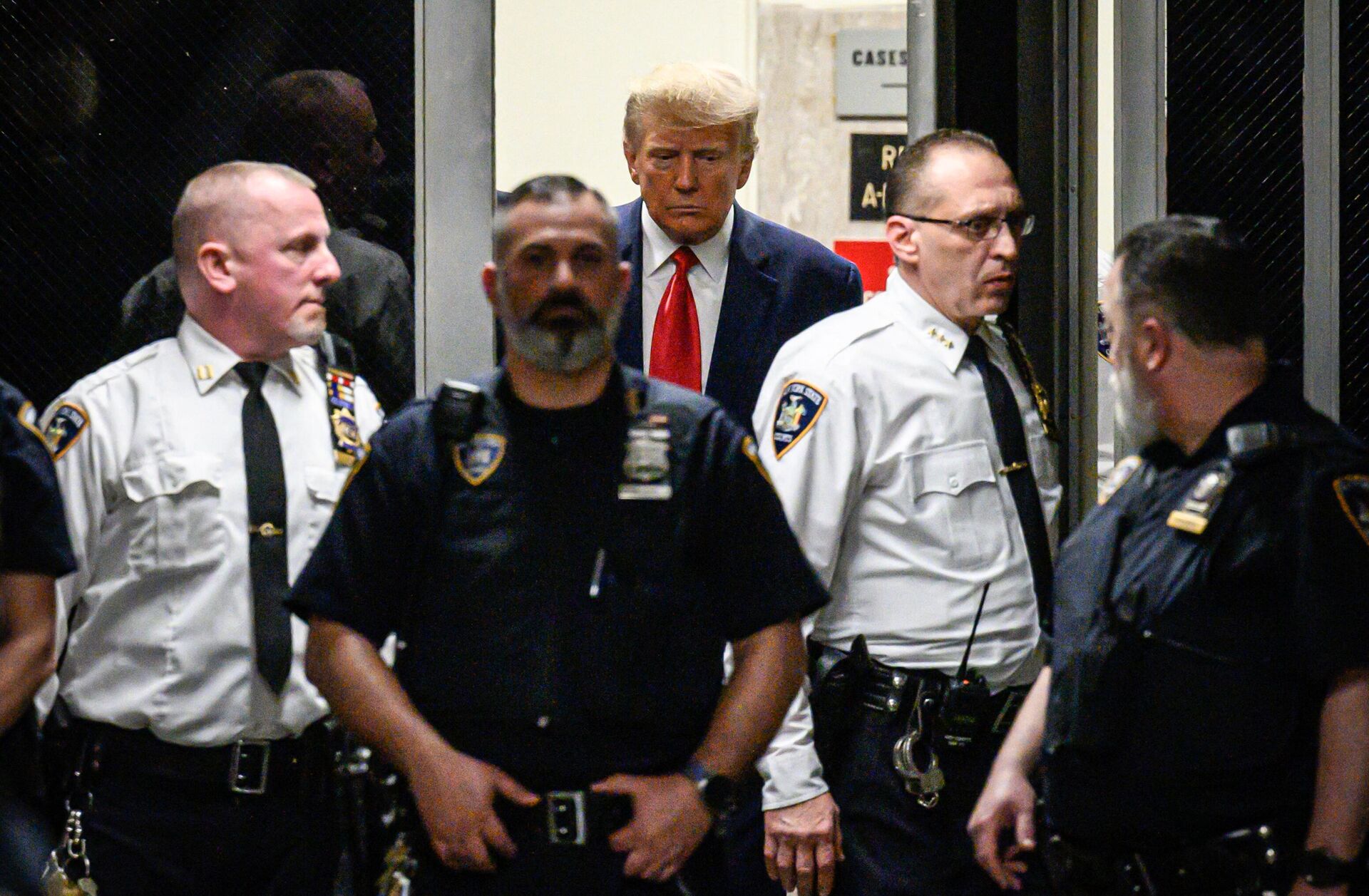 Бывший президент США Дональд Трамп прибывает на заседание Манхэттенского уголовного суда в Нью-Йорке - РИА Новости, 1920, 05.04.2023