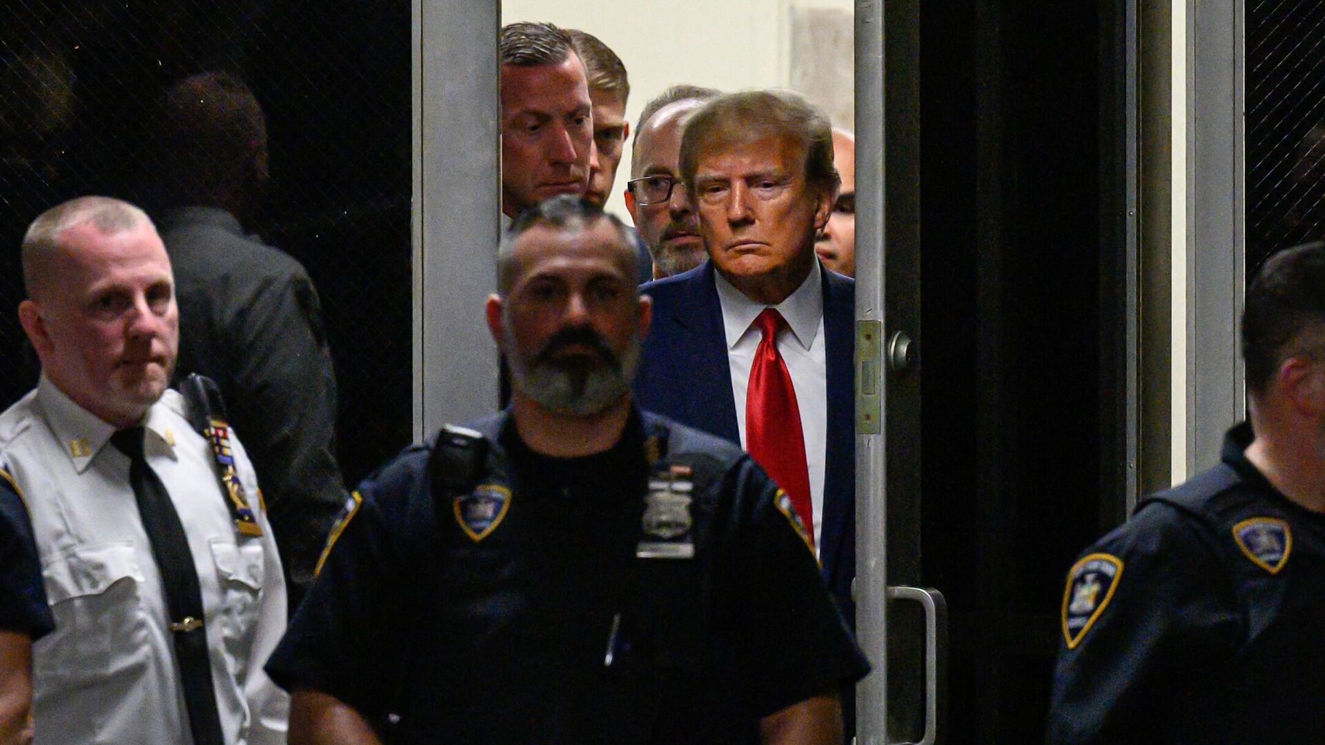 Бывший президент США Дональд Трамп прибывает на заседание Манхэттенского уголовного суда в Нью-Йорке - РИА Новости, 1920, 07.04.2023