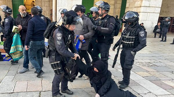 Израильская полиция оттесняет мусульман с территории мечети Аль-Акса в Иерусалиме