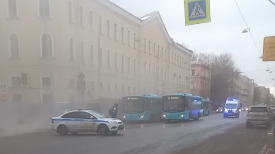 Трубу с горячей водой прорвало на Рижском проспекте в Санкт-Петербурге - РИА Новости, 1920, 05.04.2023