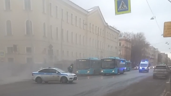 Трубу с горячей водой прорвало на Рижском проспекте в Санкт-Петрбурге - РИА Новости, 1920, 05.04.2023