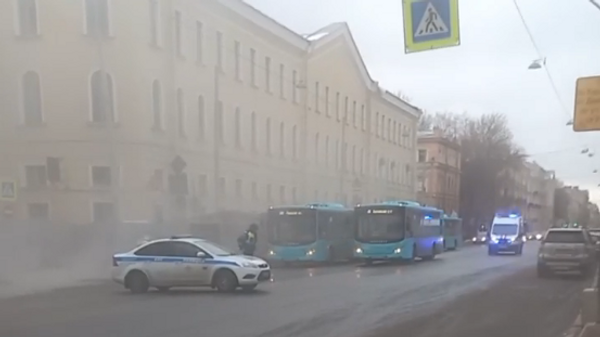 Трубу с горячей водой прорвало на Рижском проспекте в Санкт-Петрбурге