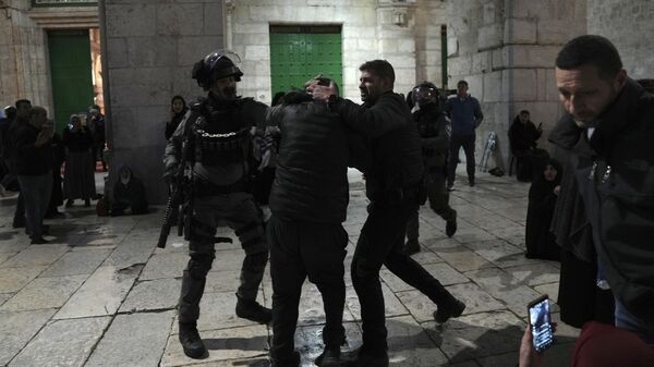 Израильская полиция задерживает палестинца на территории мечети Аль-Акса в Иерусалиме