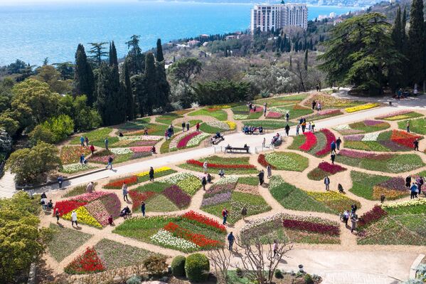 Посетители на открытии ежегодной выставки Парад тюльпанов в Никитском ботаническом саду в Крыму