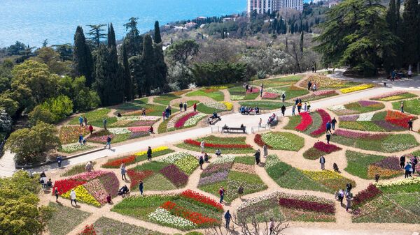 Посетители на выставке Парад тюльпанов в Никитском ботаническом саду в Крыму