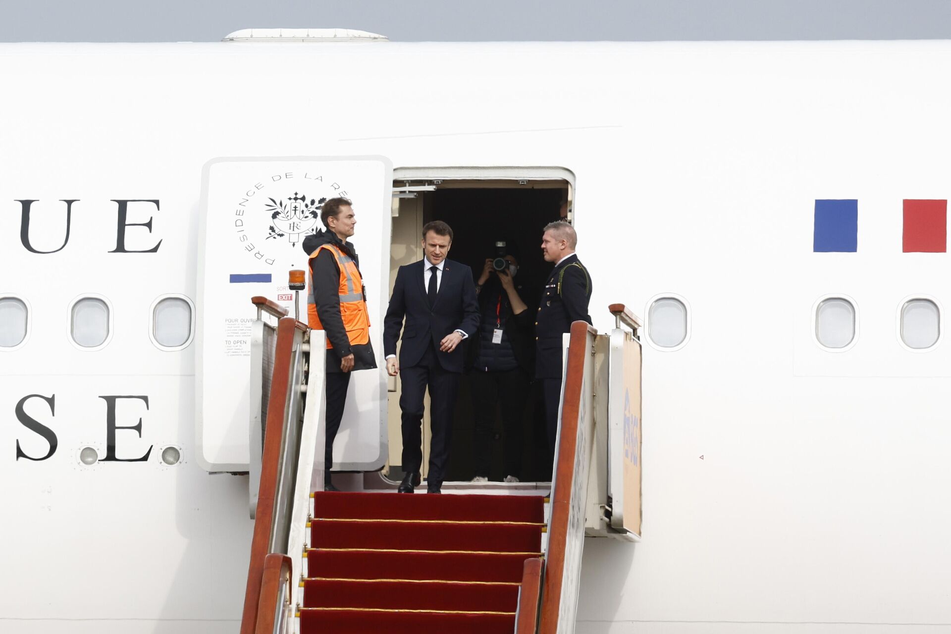 Президент Франции Эммануэль Макрон прибывает с государственным визитом в Пекин - РИА Новости, 1920, 07.04.2023