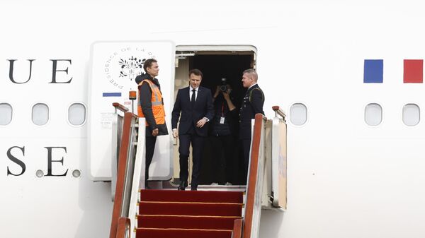 Президент Франции Эммануэль Макрон прибывает с государственным визитом в Пекин