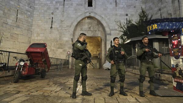 Сотрудники полиции Израиля около Дамасских ворот в Старом городе Иерусалима во время полицейского рейда на территории мечети Аль-Акса