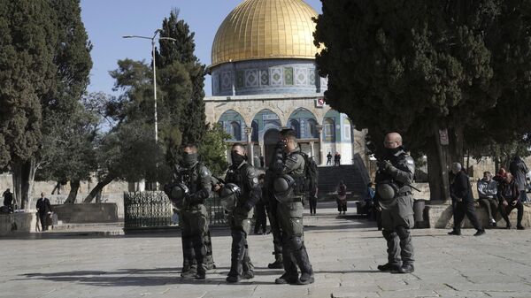 Израильская полиция после рейда, оттеснившего мусульман с территории мечети Аль-Акса