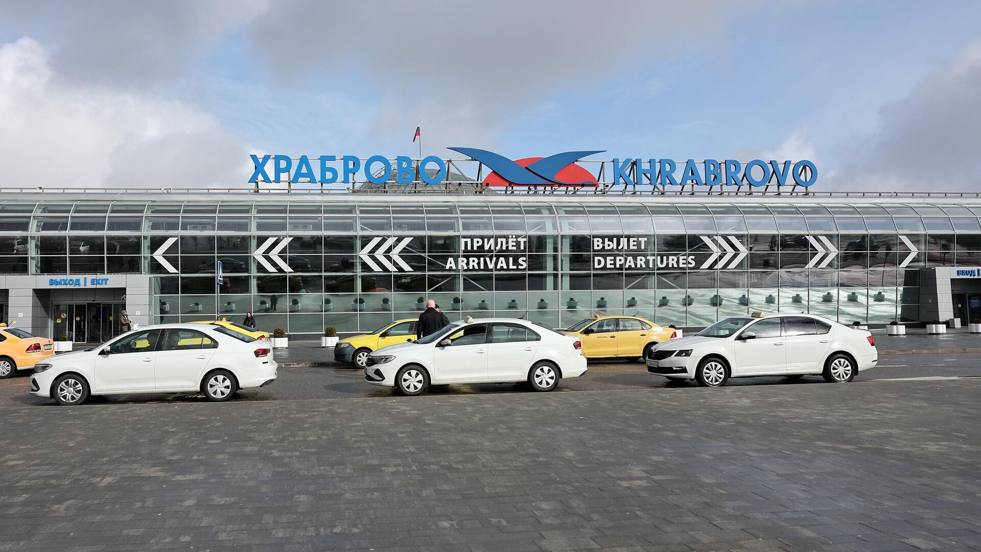 Здание международного аэропорта Храброво в Калининграде
