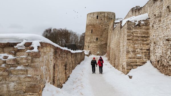 Туристы гуляют по крепости в Изборске, Псковская область