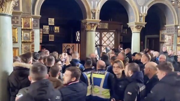 Полицейские и верующие в Свято-Геогиевском соборе Львова