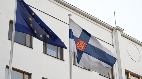 Флаги у здания посольства Финляндии в Москве