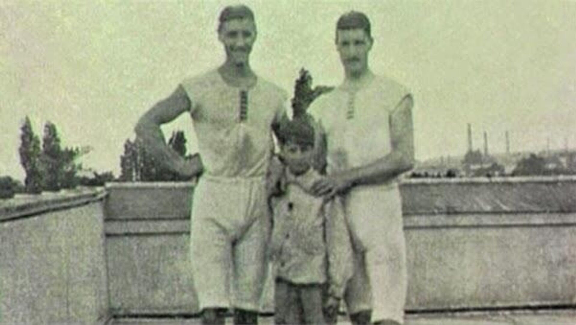 Франсуа Брандт, неизвестный мальчик и Рулоф Клейн после победы в заплыве на Олимпиаде 1900 года - РИА Новости, 1920, 05.04.2023