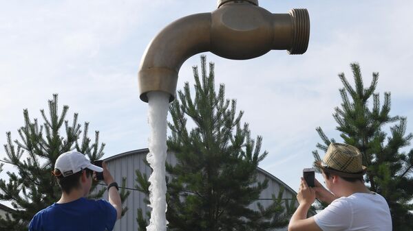 Фонтан в виде гигантского водопроводного крана в Северо-Западном микрорайоне Красноярска