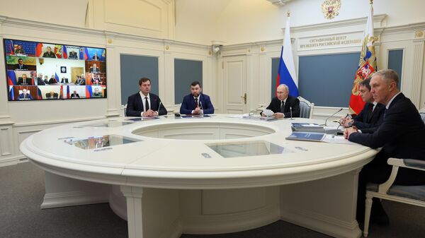 Президент РФ Владимир Путин проводит в режиме видеоконференции оперативное совещание с постоянными членами Совета Безопасности РФ