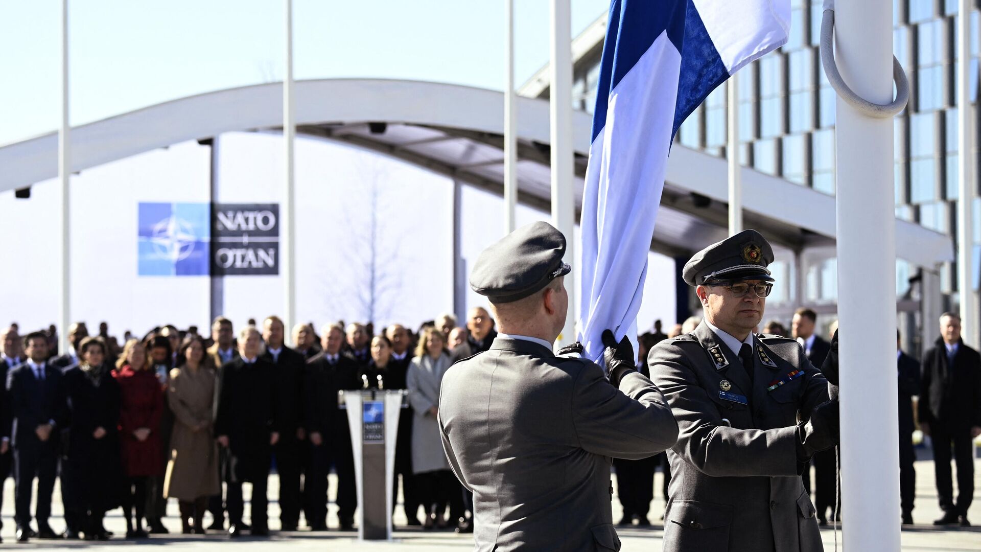 Церемония поднятия флага Финляндии у здания штаб-квартиры НАТО в Брюсселе - РИА Новости, 1920, 06.04.2023
