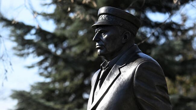 Памятник основателю ЛДПР Владимиру Жириновскому, открытый в годовщину смерти политика на Новодевичьем кладбище в Москве