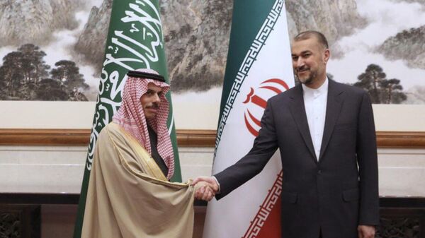 Главы МИД Саудовской Аравии и Ирана Фейсал бен Фархан и Мохаммад Амир Абдоллахиян во время встречи в Пекине
