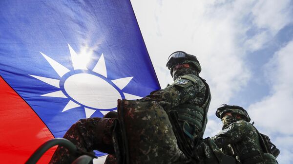 Военнослужащие с флагом Тайваня
