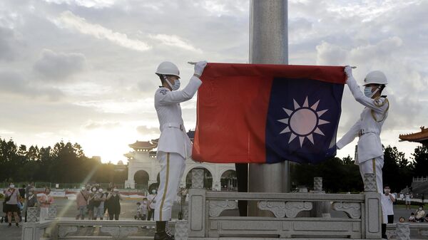 Церемония поднятия флага на площади Свободы Мемориального зала Чан Кайши в Тайбэе