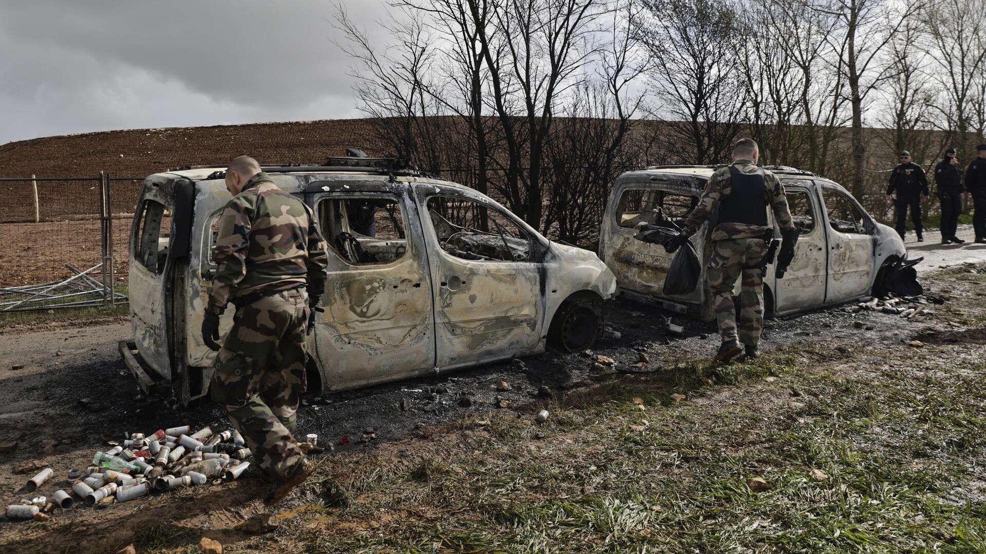 Военнослужащие у сгоревших в результате столкновений с протестующими полицейских автомобилей рядом со строительной площадкой водохранилища в Сент-Солине - РИА Новости, 1920, 06.04.2023