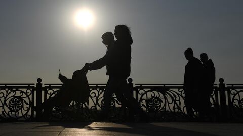 Прохожие на мосту Прохожие на мосту