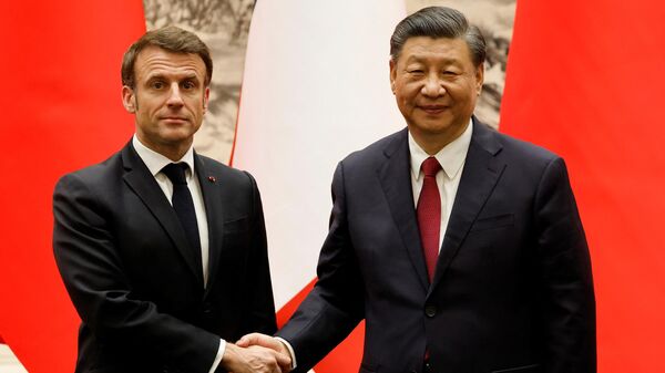 Председатель КНР Си Цзиньпин и президент Франции Эммануэль Макрон во время встречи в Пекине. 6 апреля 2023