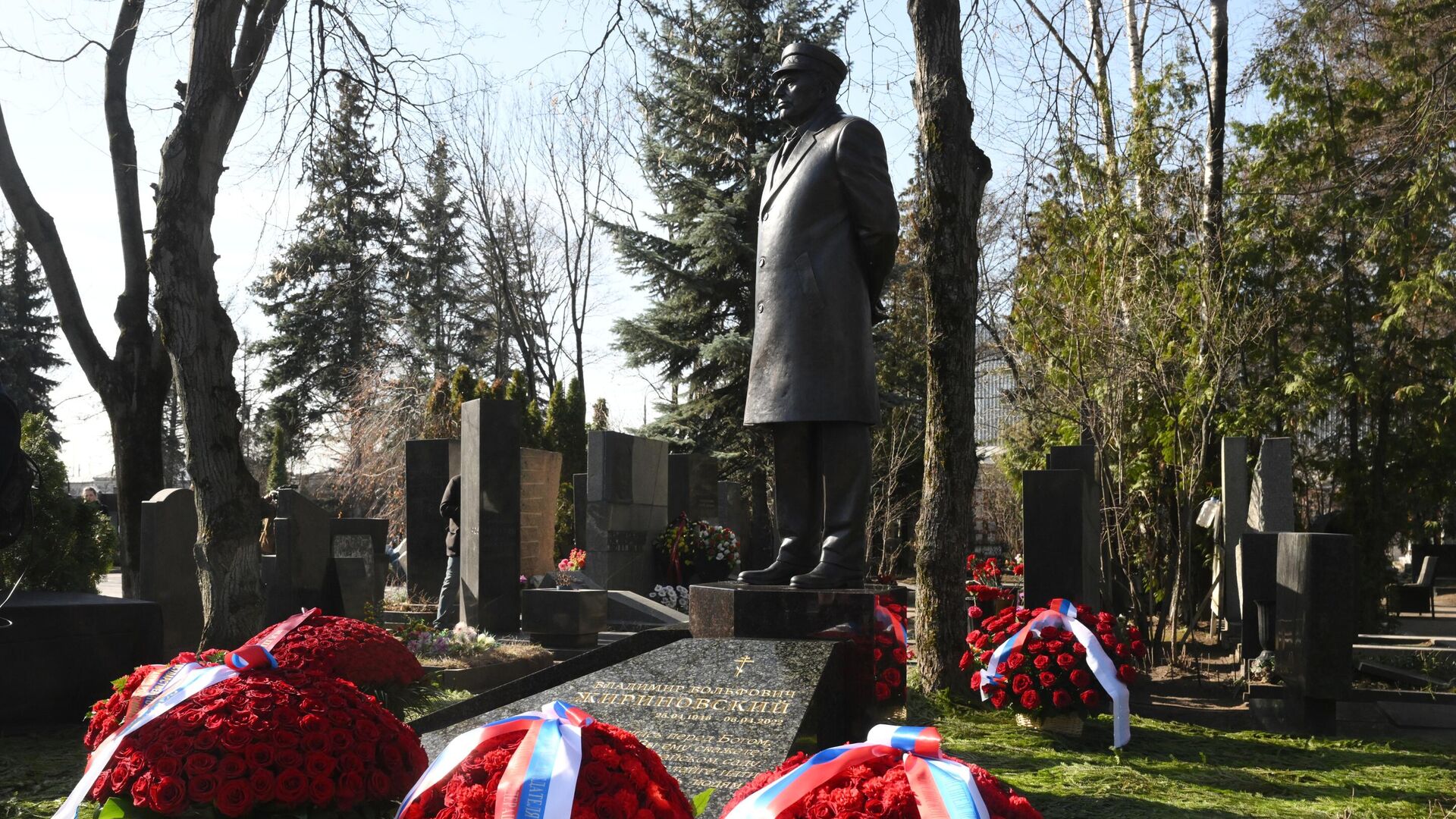 Памятник основателю ЛДПР Владимиру Жириновскому, открытому в годовщину смерти политика на Новодевичьем кладбище в Москве - РИА Новости, 1920, 06.04.2023