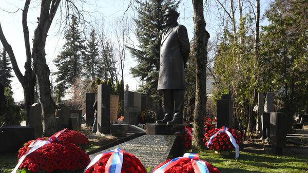 Памятник основателю ЛДПР Владимиру Жириновскому, открытому в годовщину смерти политика на Новодевичьем кладбище в Москве