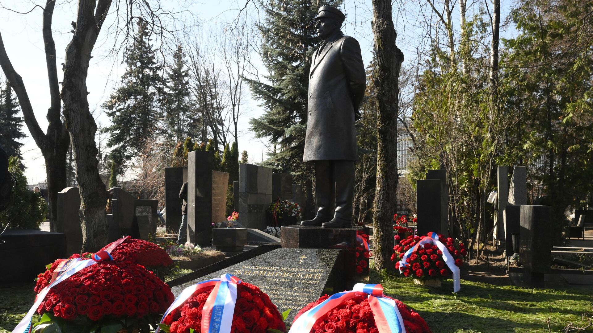 Памятник основателю ЛДПР Владимиру Жириновскому, открытому в годовщину смерти политика на Новодевичьем кладбище в Москве - РИА Новости, 1920, 06.04.2023