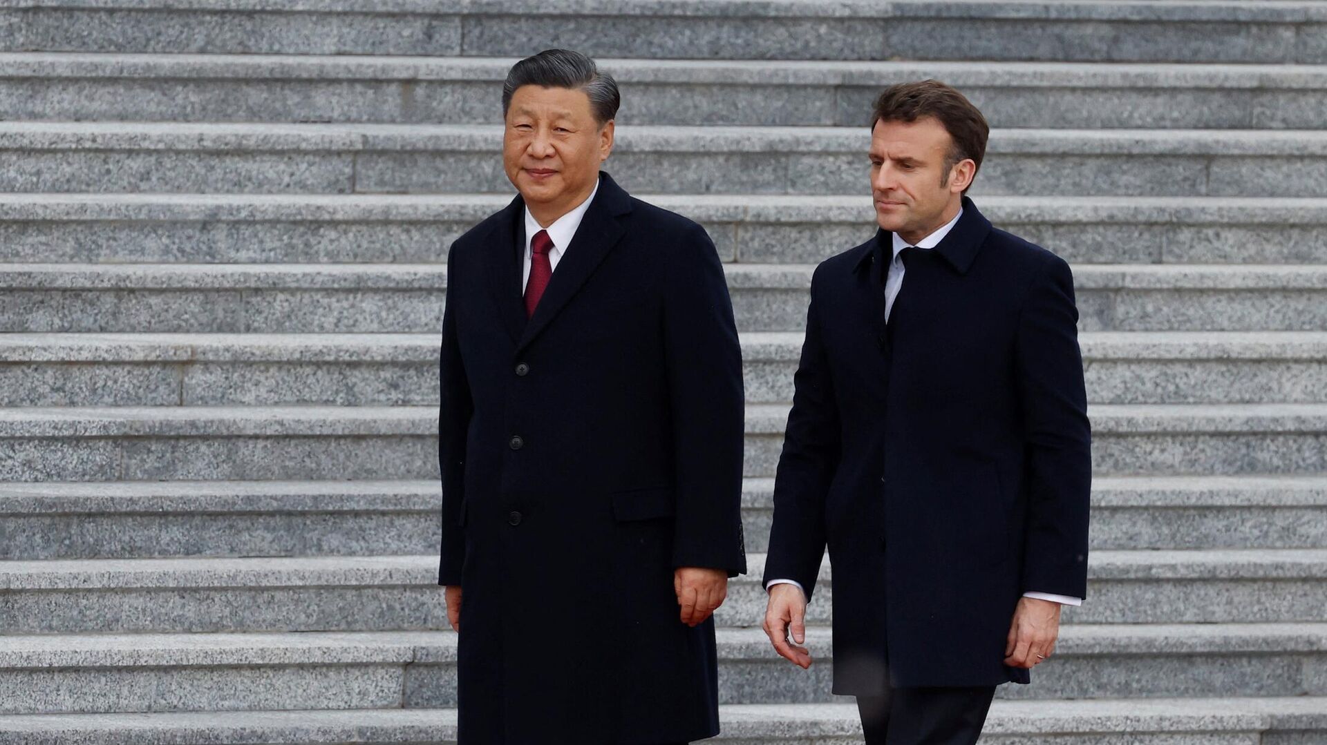 Председатель КНР Си Цзиньпин и президент Франции Эммануэль Макрон во время встречи в Пекине - РИА Новости, 1920, 06.04.2023