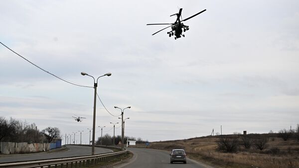 Вертолеты Ка-52 (слева) и Ми-28 ВС РФ в небе в зоне проведения СВО
