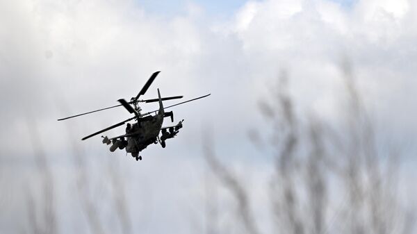 Вертолет Ка-52 ВС РФ в небе в зоне проведения СВО