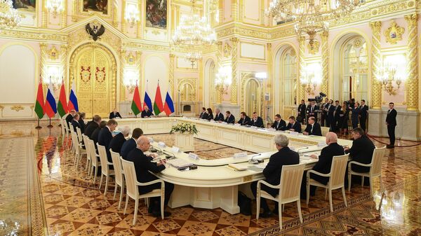 Президент РФ Владимир Путин и президент Республики Беларусь Александр Лукашенко на заседании Высшего государственного совета Союзного государства в Москве