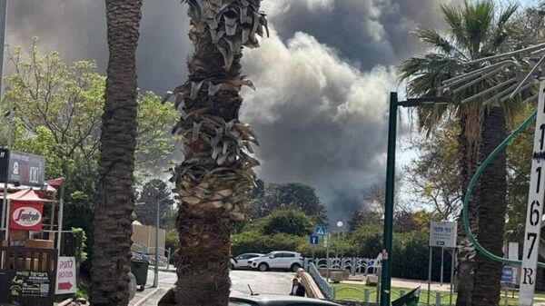Дым на месте взрыва в Израиле после обстрела предположительно со стороны Ливана