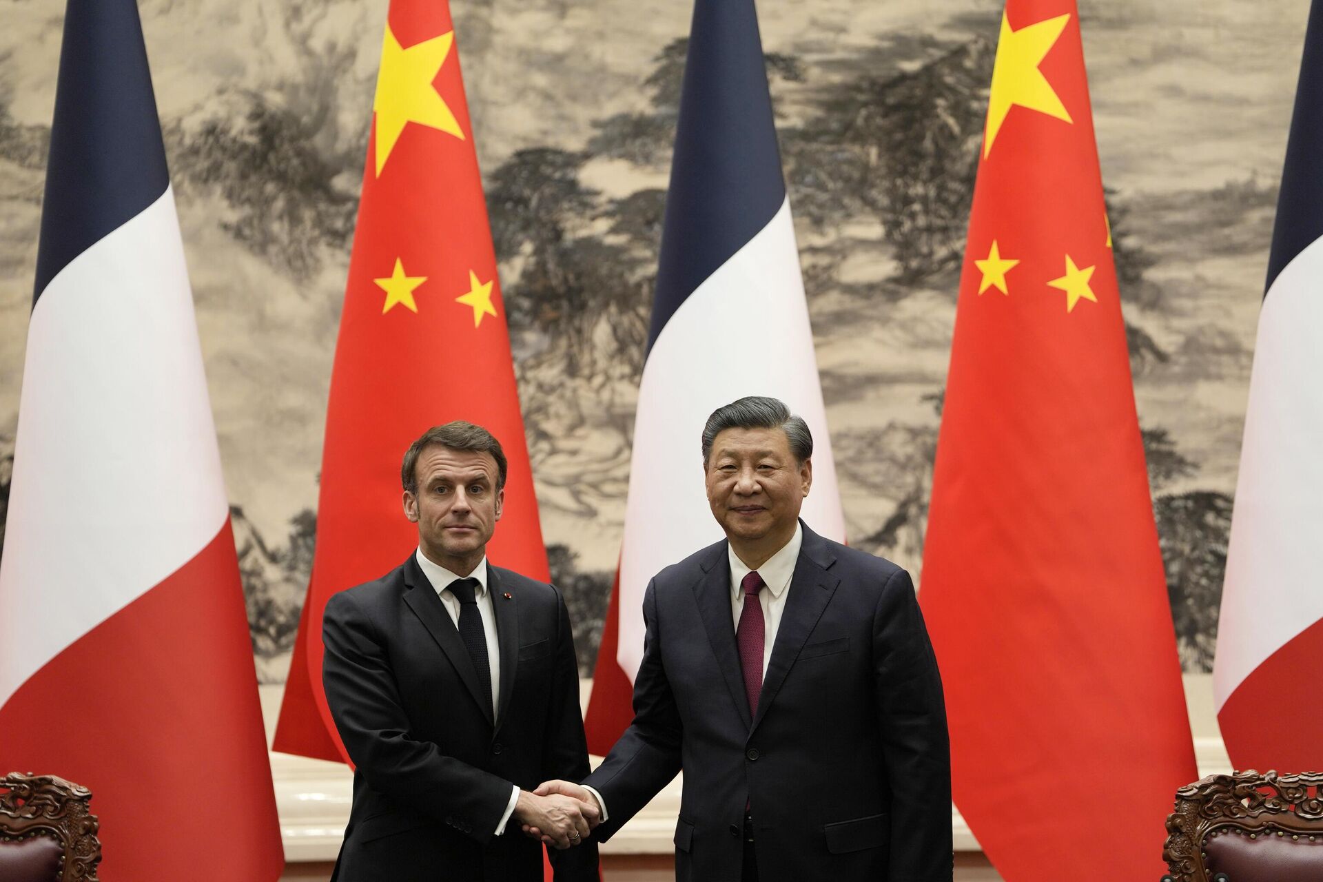 Председатель КНР Си Цзиньпин и президент Франции Эммануэль Макрон во время встречи в Пекине - РИА Новости, 1920, 22.06.2023