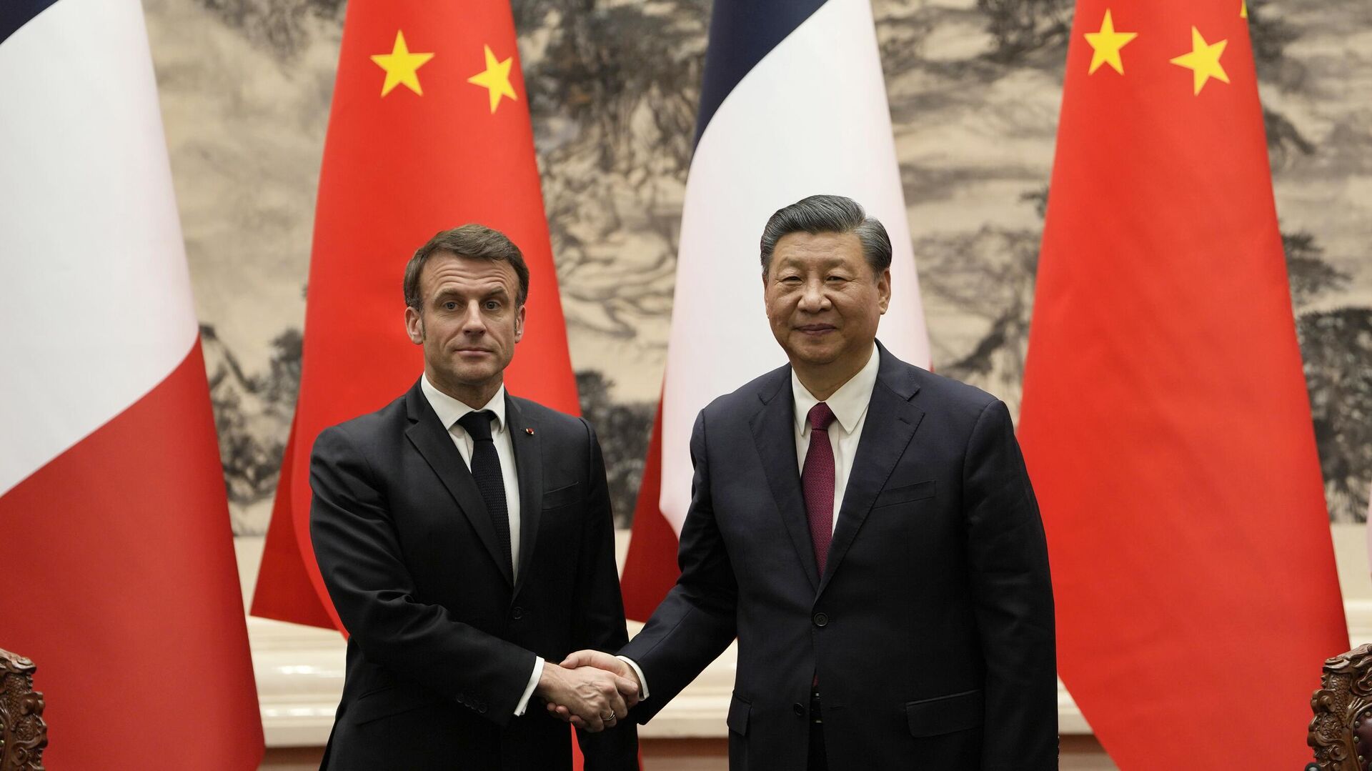 Председатель КНР Си Цзиньпин и президент Франции Эммануэль Макрон во время встречи в Пекине - РИА Новости, 1920, 07.04.2023