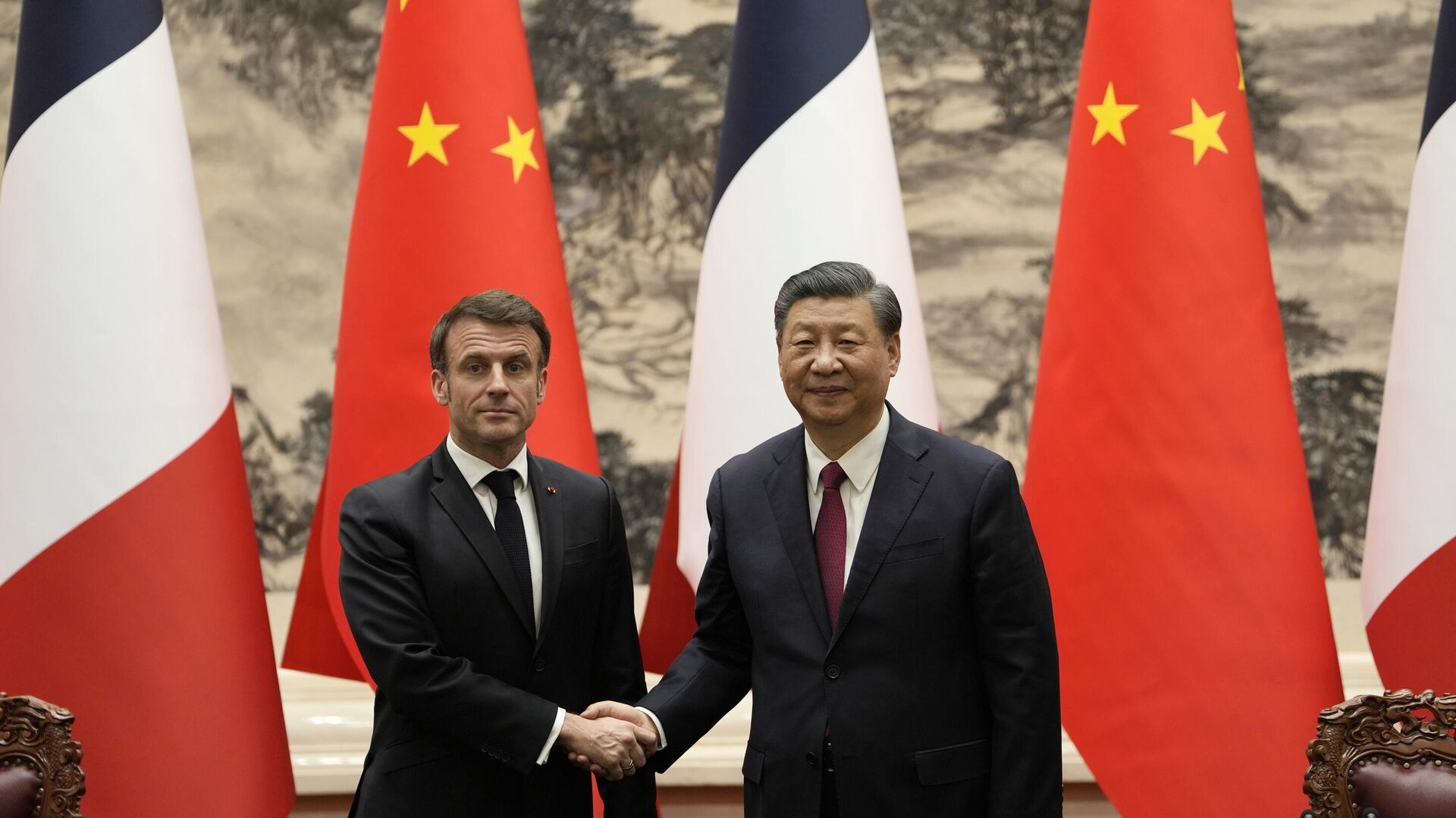 Председатель КНР Си Цзиньпин и президент Франции Эммануэль Макрон во время встречи в Пекине - РИА Новости, 1920, 12.04.2023