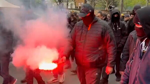 Фаеры и балаклавы: протесты против пенсионной реформы в Париже
