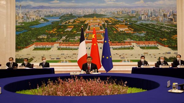 Председатель КНР Си Цзиньпин во время встречи с президентом Франции Эммануэлем Макроном и председателем Европейской комиссии Урсулой фон де Ляйен в Пекине. 6 апреля 2023