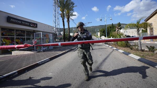 Офицер израильской полиции в районе падения перехваченной ракеты, выпущенной с территории Ливана, в Шломи