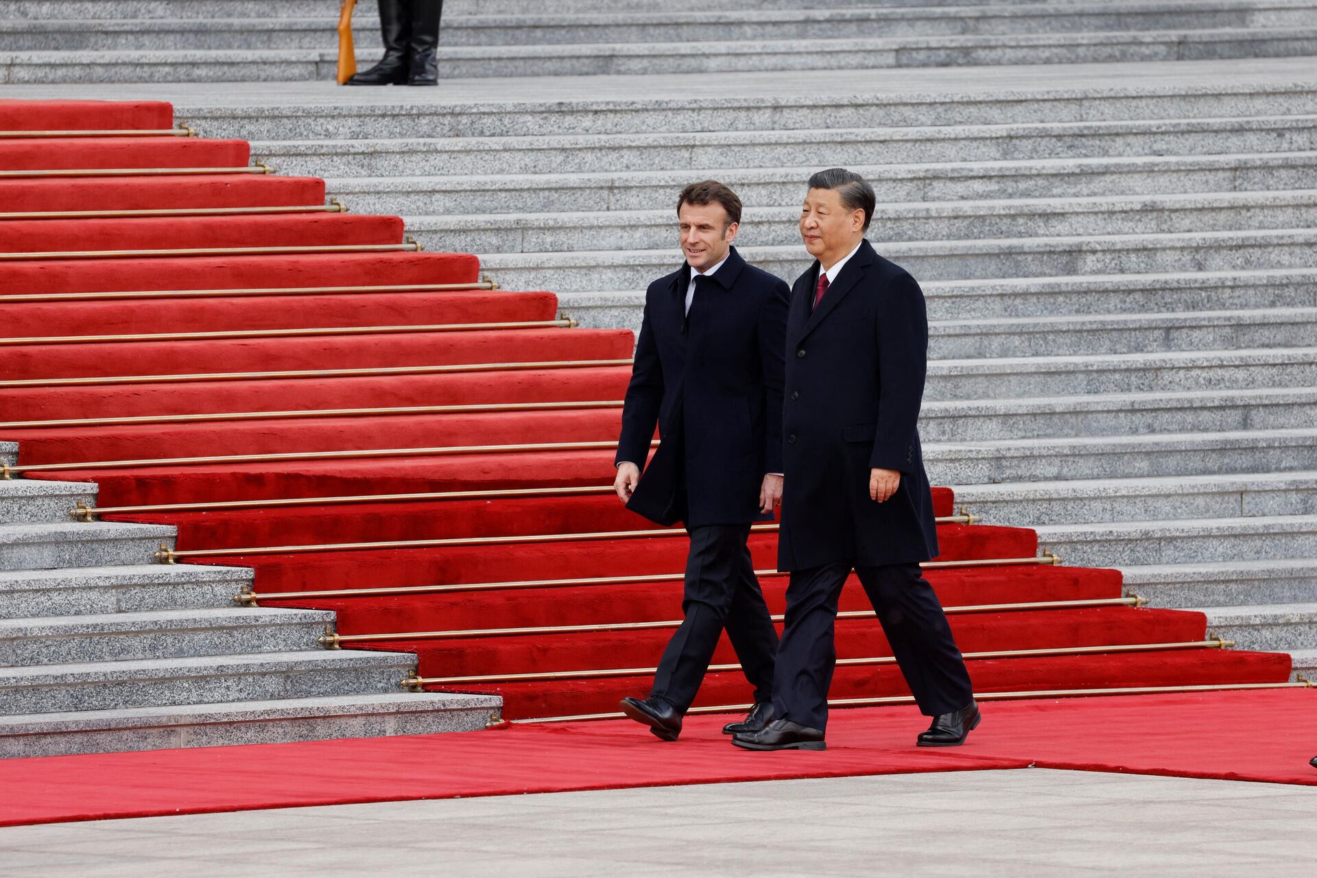 Председатель КНР Си Цзиньпин и президент Франции Эммануэль Макрон во время встречи в Пекине - РИА Новости, 1920, 07.04.2023